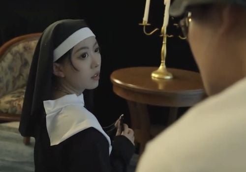 Thầy giáo và học sinh gặp nhau sau 10 năm, quyến rũ ngay tại trường học