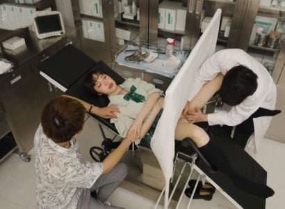 Bác sĩ địt ngay bệnh nhân đang kiểm tra