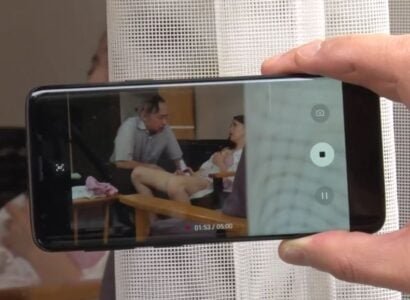 Bố chồng bắt gặp con dâu ngoại tình với anh chàng quản lý khu phố