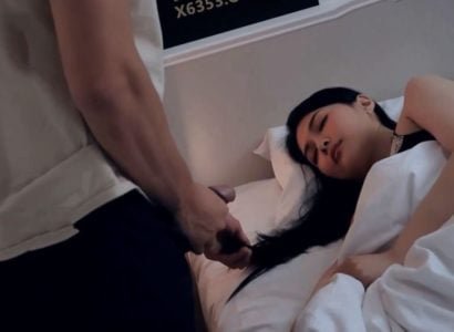 Con trai dùng tay tự sướng bị mẹ kế phát hiện và rồi quan hệ tình dục với nhau ngay lập tức