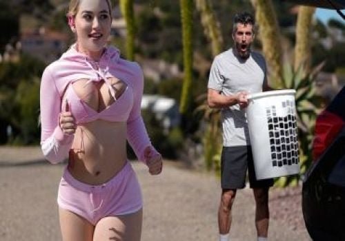 Chịch em xinh đẹp sang nhà hàng xóm để chữa bệnh đau chân và điều bất ngờ xảy ra