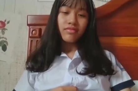 Em gái hư hỏng thủ dâm